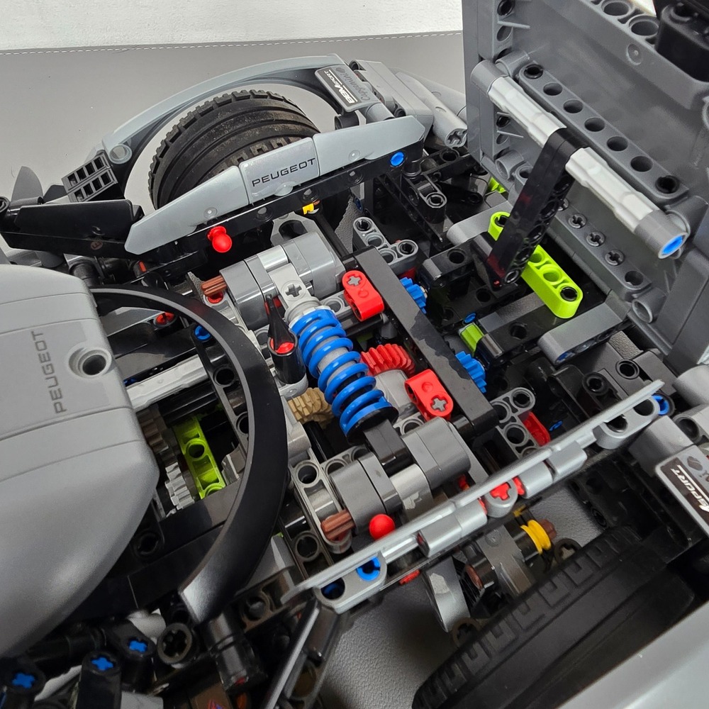 LEGO Technic Peugeot 9X8 24H Le Mans Hybrid Hypercar 42156 Assembled Model 1:10 - Picture 7 of 11